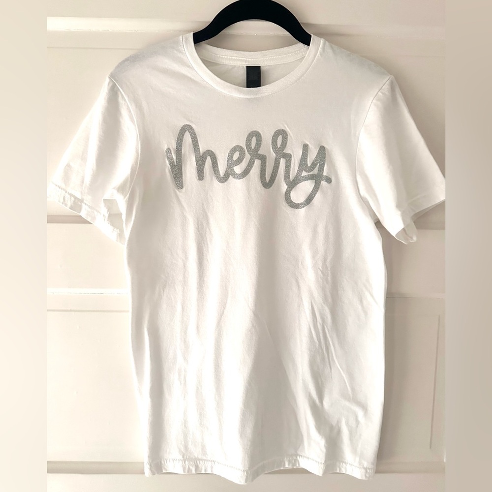 Short-sleeved graphic Tee with sparkle “Merry”